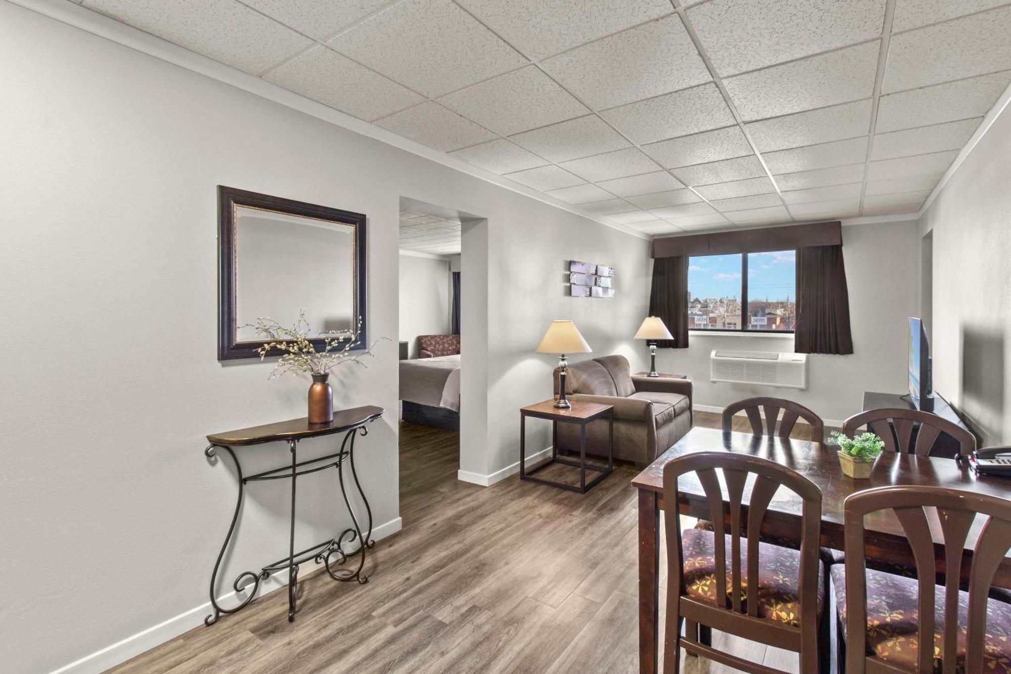 Quality Inn & Suites Downtown Green Bay Ngoại thất bức ảnh
